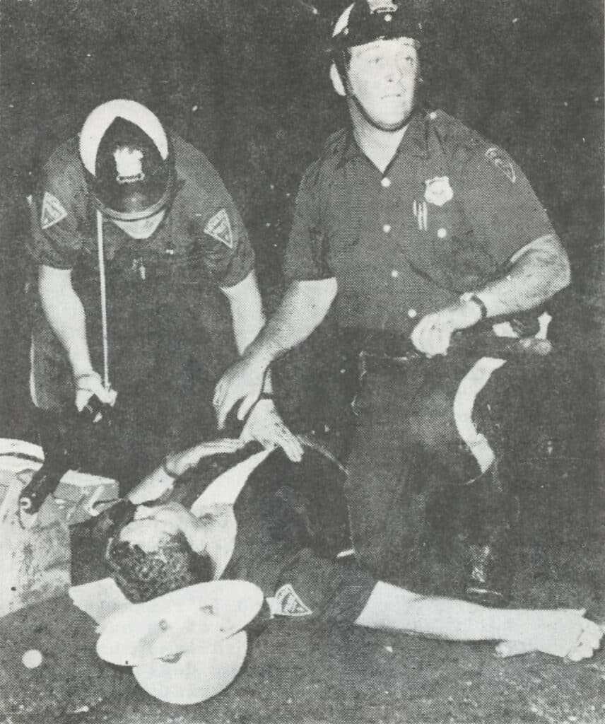 To politimænd tilser såret politimand.