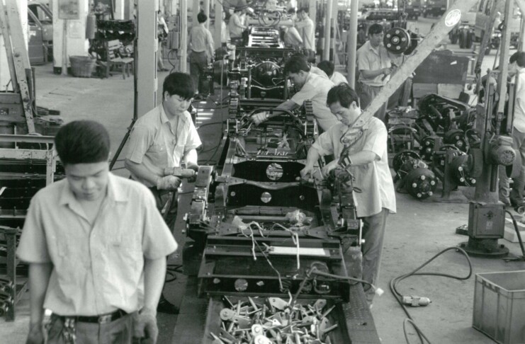 Workers in car factory, Guangzhou, China. Photo: ILO Asia-Pacific. (CC BY-NC-ND 3.0 IGO).
