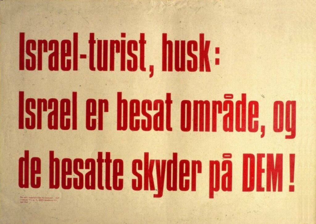 Plakat udgivet af KUF/Den antiimperialistiske Aktionskomite, 1970. Trykt som både plakat og klistermærke. Tekst: Israel-turist, husk: Irael er besat område, og de besatte skyder på Dem?