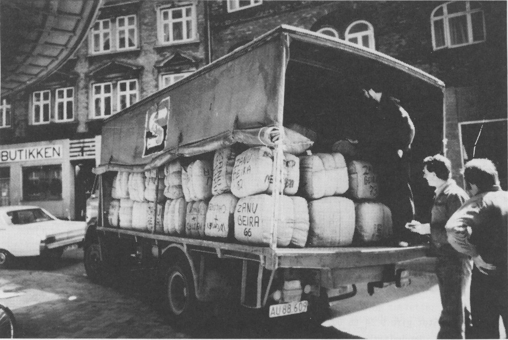 Lastbil fyldt med pressede baller med tøj. Hver balle indeholder 50-55 kg. tøj.
