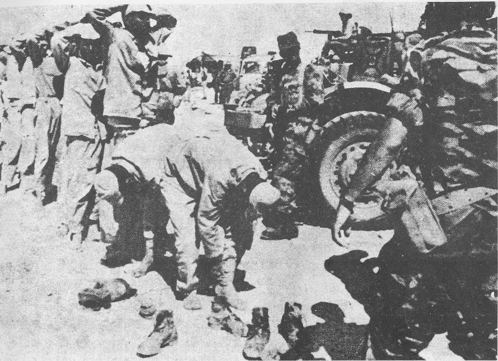 Israelske soldater tvinger tilfangetagne Ægyptiske soldater til at tage skoene af, før de sendes ud i ørkenen. 